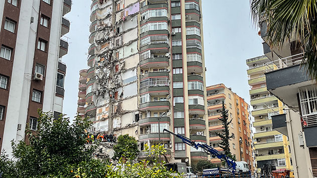 Ein Hochhaus wird stark beschädigt, ist es unbewohnbar.