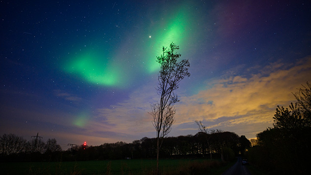  Seidene Vorhänge aus grünem Licht tauchen am Himmel über Brokstedt nördlich von Hamburg auf.