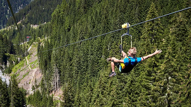 Ein Mann genießt die Fahrt auf dem Ischgl Skyfly. 