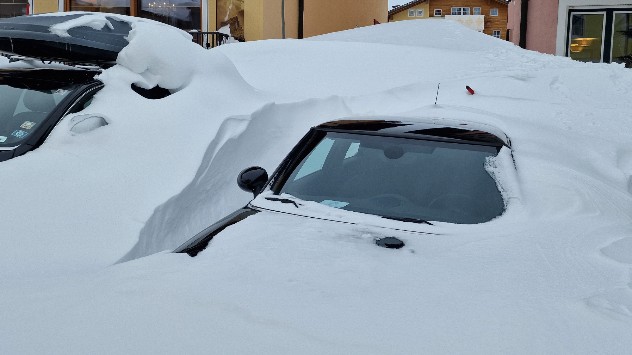 Fast komplett eingeschneites Auto in Obertauern. 