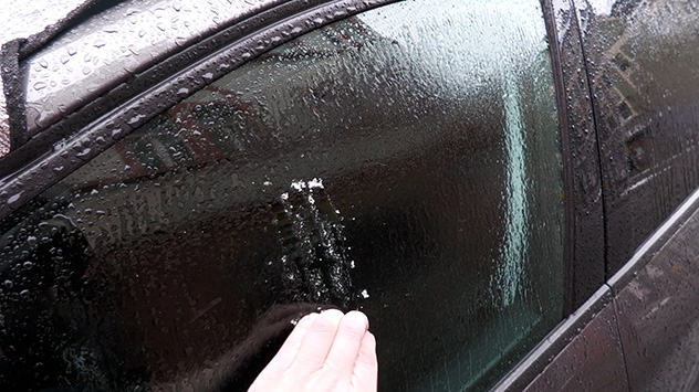 Der Regen gefriert schlagartig an Gegenständen und Autos.