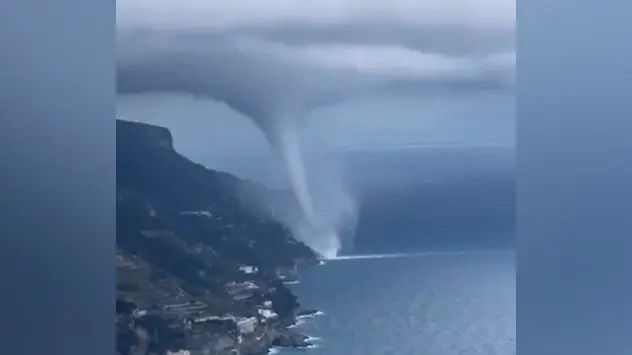 tornado langs kysten