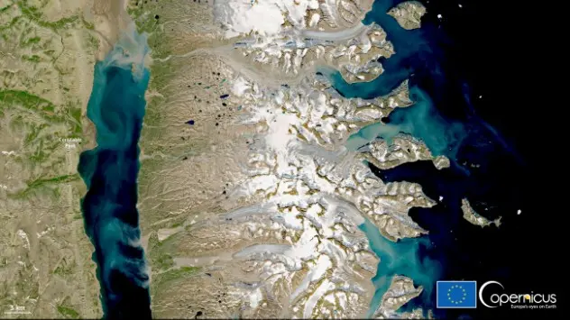 Dette eksempel på et satellitbillede viser den betydelige udledning af sediment i Det Arktiske Ocean fra gletsjere, der smelter omkring Nerlerit Inaat