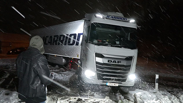 Schneechos im Bergischen Land - Lkw auf glatter Straße weggerutscht.