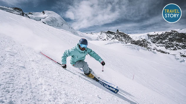 Skifahrer fährt in der Winterdestination Saas-Fee/Saastal eine Piste hinab
