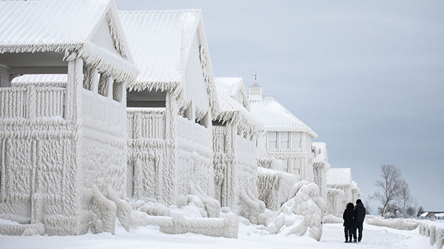 Brojne kuće preprkivene ledom na obalama jezera Erie