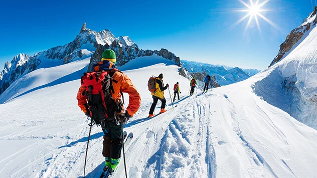 Skitourengänger im Schnee in Trois Vallees