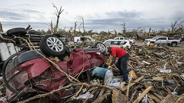 Auto auf Trümmerfeld nach Tornado