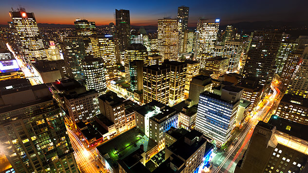 Blick über die beleuchteten Gebäude in der Downtown von Vancouver
