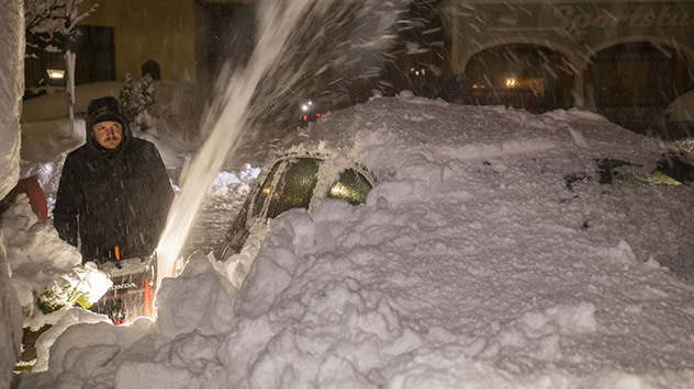 Österreich: Autos vom Schnee begraben