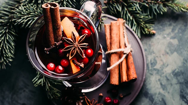 Glühwein trinken gehört zur Adventszeit dazu, Gewürze wie Nelken und Zimt gehören dazu.