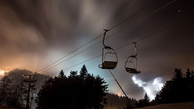 Skilift bei Nacht