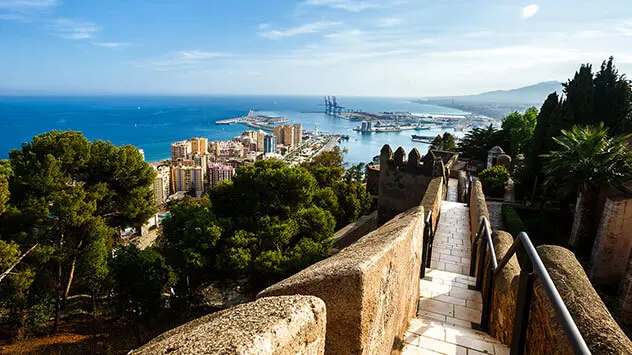 Hügel Gibralfaro mit Blick auf den Hafen in Malaga