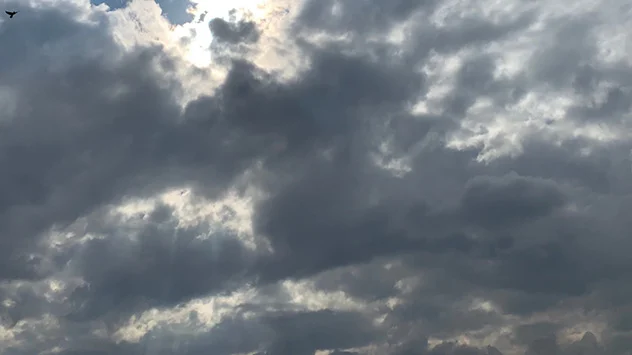 Nach Passage der Kaltfront ziehen in der Regel noch ausgedehnte stratiförmige Wolken vorüber. Sie bringen noch etwas Regen oder Schnee.