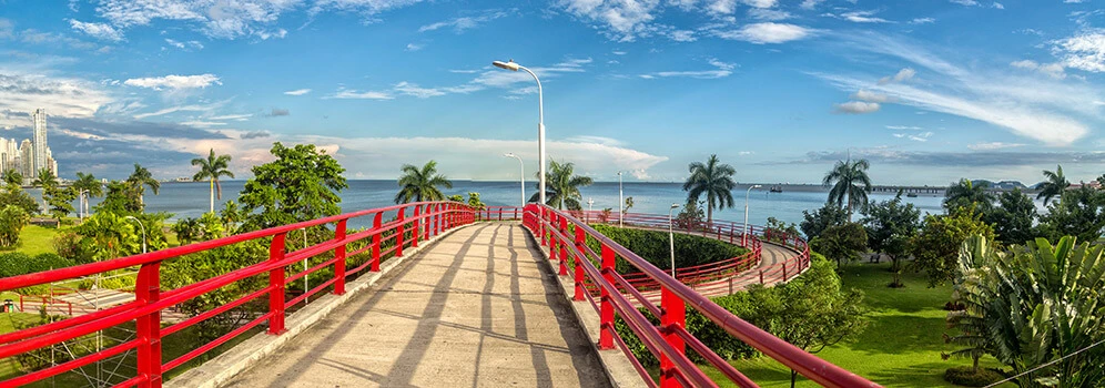 Rote Fußgängerbrücke in Panama-City