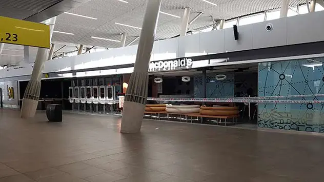 Ein verlassenes Gate am Flughafen Santiago di Chile