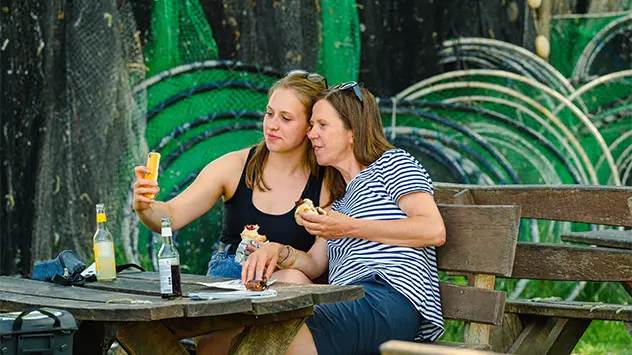 Pause mit einem Fischbrötchen und Limonade