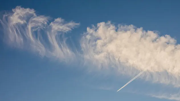 Zerzauste Cirren weisen auf den Jetstream hin.