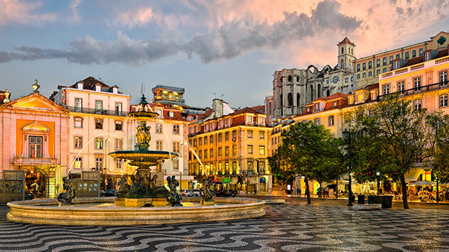 Platz mit Brunnen in der Innenstadt von Lissabon