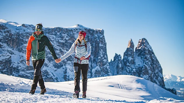 Sonnenskilauf in der Dolomitenregion Seiser Alm - Bild: Seiser Alm Marketing / Werner Dejori Ein Paar unternimmt eine Winterwanderung bei Sonnenschein.