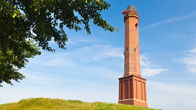 Leuchtturm auf einer Anhöhe auf Norderney