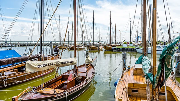 Zeesboote im Hafen von Dierhagen 