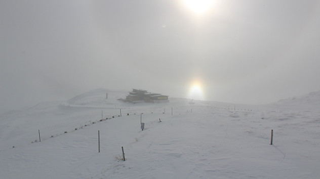 Langs de hoogste bergpas van Oostenrijk is op een webcam een ​​halo te zien inclusief de lage onderzon. Voor de Grossglockner Hochalpenstrasse