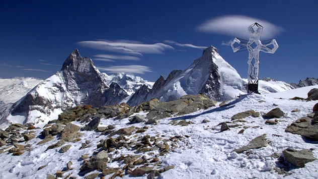 Mandelförmige Cirrocumuli am blauen Himmel über schneedeckten Matterhorn