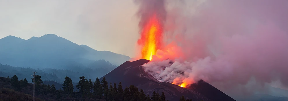 Der Vulkan Cumbre Vieja auf der Kanareninsel La Palma bricht aus. 