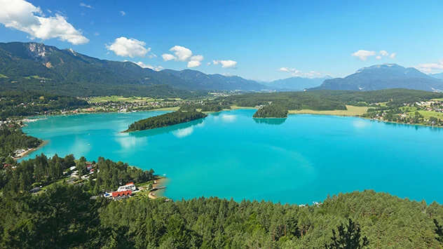 Blick über den Faaker See  und Wald in Kärnten