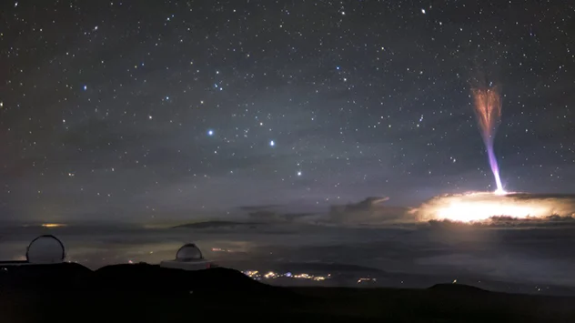 Ein Blue Jet geht auf Hawaii in der Hochatmosphäre in einen Red Sprite über.  