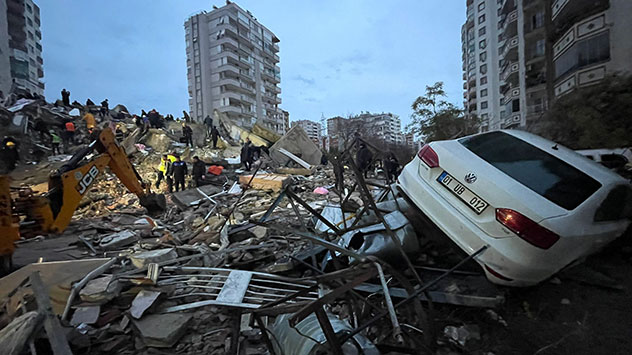 Teile der Millionenstadt Adana an der türkischen Südküste gleichen einem Trümmerfeld.