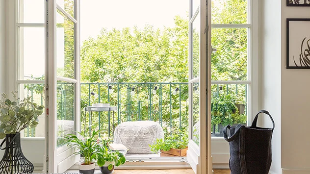 Garten und Balkon frühlingsfit machen: Balkon einrichten Gemütlicher Balkon mit Teppich, Pflanzen und Sitzsack