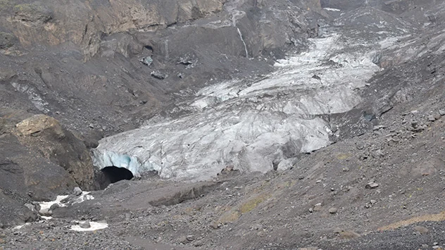 Ledene špilje često se pojavljuju na dnu takozvanih ledenjačkih vrata. Mnogo otopljene vode napušta ledenjak tamo. (slika simbola)