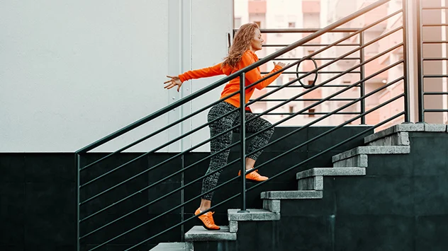 Treppensteigen verbessert die Fitness, senkt den Blutdruck und reduziert den Fett und Cholesterinspiegel. 