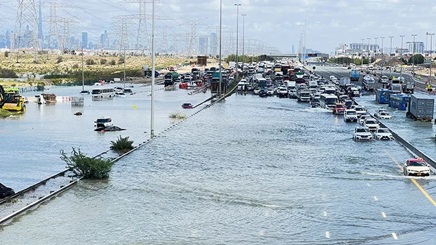 Autos stauen sich auf einer überfluteten Straße in Dubai.