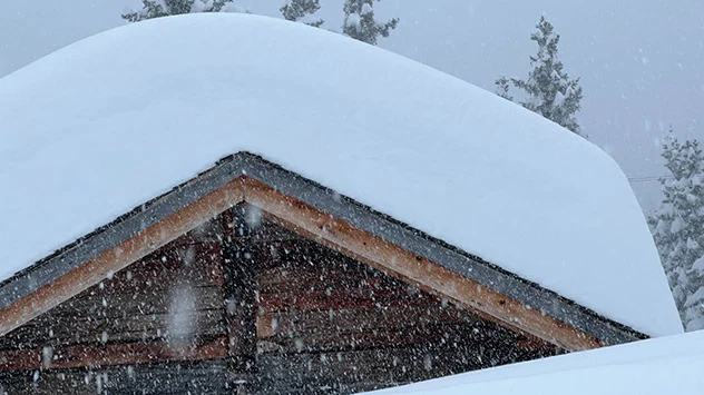 La neige s'accumule à plusieurs mètres près de la frontière avec les Alpes françaises.