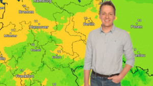 Moderator Björn Goldhausen vor einer Wetterkarte