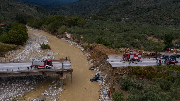 Enorme Regenmengen samt Sturzfluten bringen in der Region Thessalien einen Teil einer Brücke zum Einsturz.