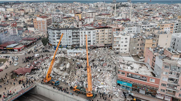 Hataz pod ruševinama, Turska