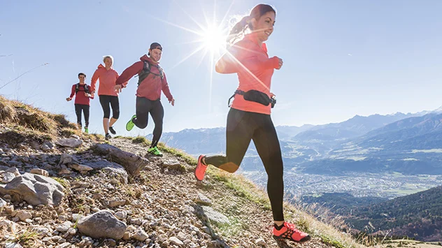 Trailrunner auf einer Bergkette in Innsbruck