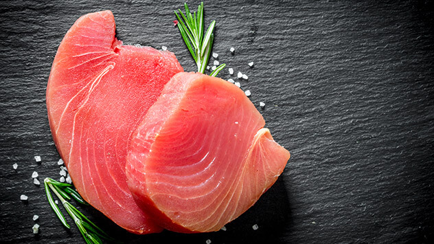 Tonul conține între 4 și 6 micrograme de vitamina D3 la 100 de grame de pește proaspăt. Acesta conține, de asemenea, o cantitate mare de vitamina A.