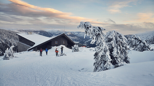 Bauden-Hütte in den Bergen bei Sonnenuntergang