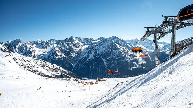 Ein Lift bringt Skifahrer in das Gletscherskigebiet in Sölden-Ötztal