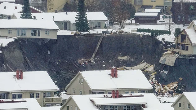 Ein Erdrutsch hat in Norwegen ganze Häuser abrutschen lassen.