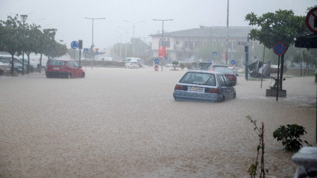 Autos stehen bis zu den Türen im Wasser.