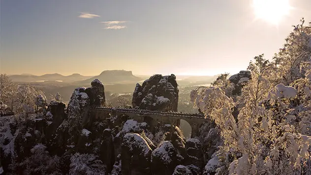 Die schneebedeckte Basteibrücke im Sonnenlicht