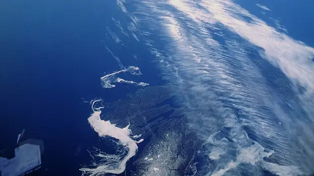Mlazna struja viđena iz svemira: Pojas prugastih i rebrastih oblaka cirusa proteže se istočnom Afrikom i Arabijom. - Slika: NASA
