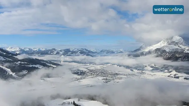 Eine Webcam zeigt Berge, Täler und Siedlungen. Nach den letzten Schneefällen ist alles weiß.