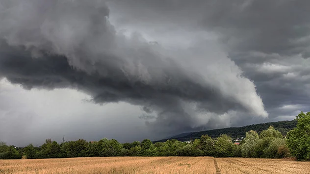 Vor einer Kata-Kaltfront können sich vornehmlich im Sommer starke Gewitter bilden.